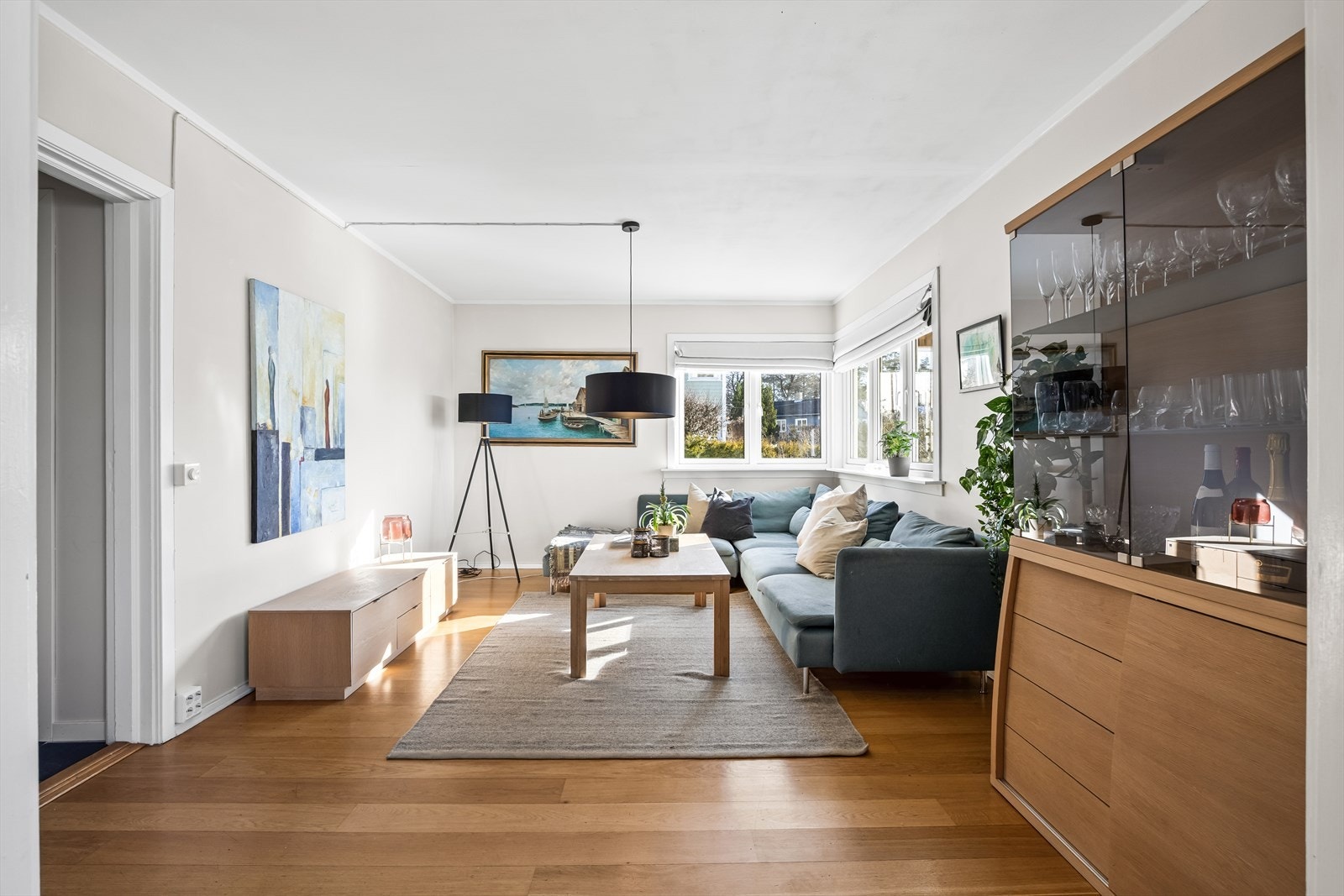 Stuen har pen parkett og vegger malt i en lys og behagelig farge Galleribilde