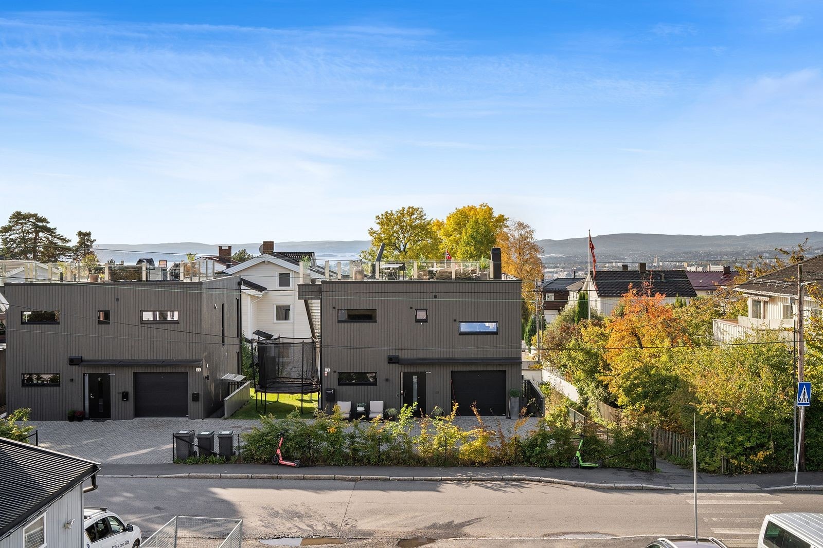 Utsikten er upåklagelig fra flere rom og på balkongen Galleribilde