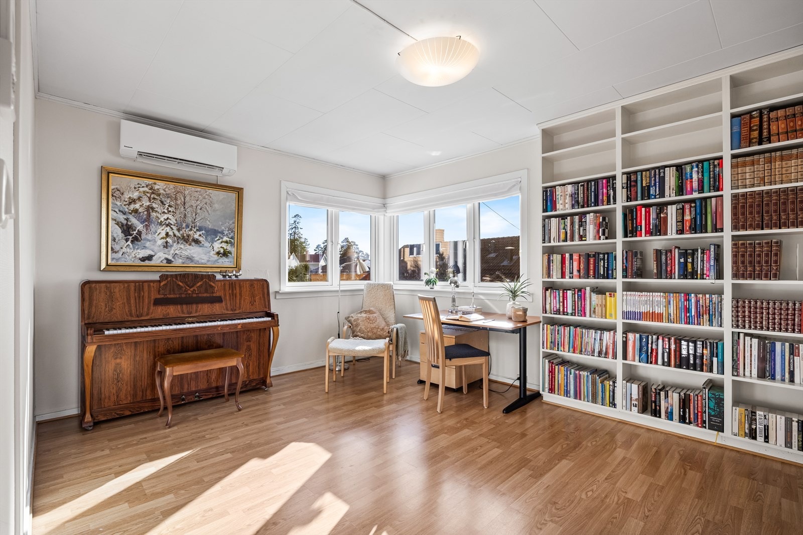 Innerst i gangen finner du et rom til som kan brukes til både soverom, stue eller kontor Galleribilde