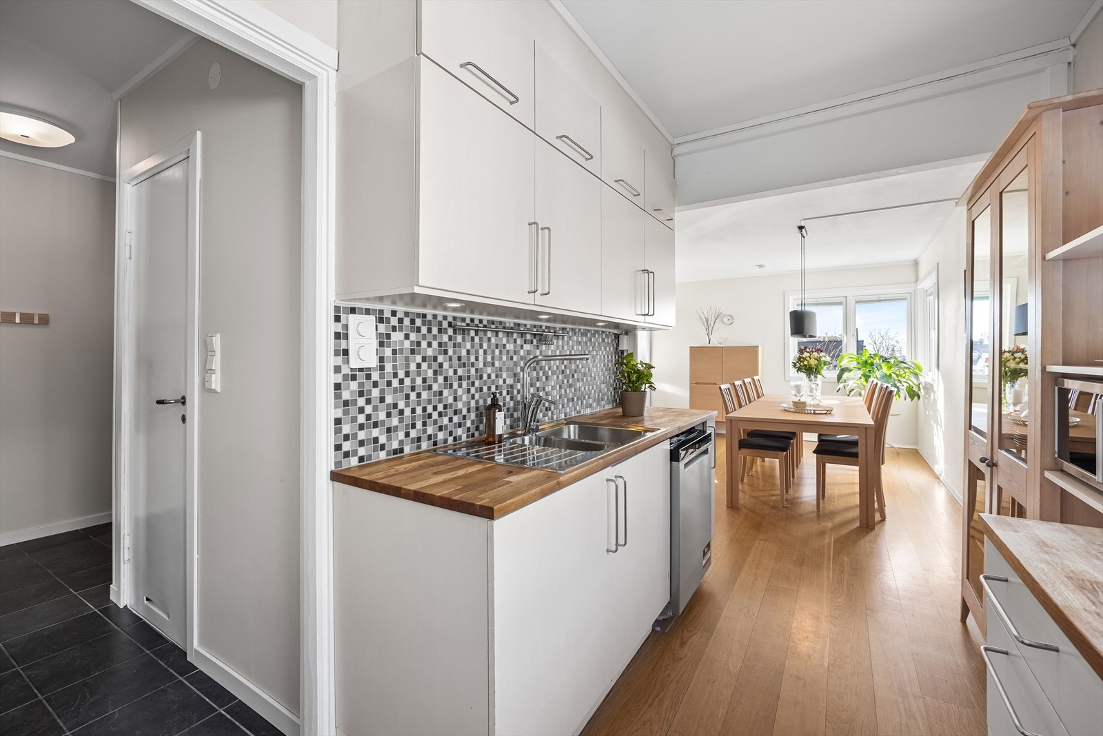 Innredningen er fra HTH, og benkeplaten er heltre Galleribilde