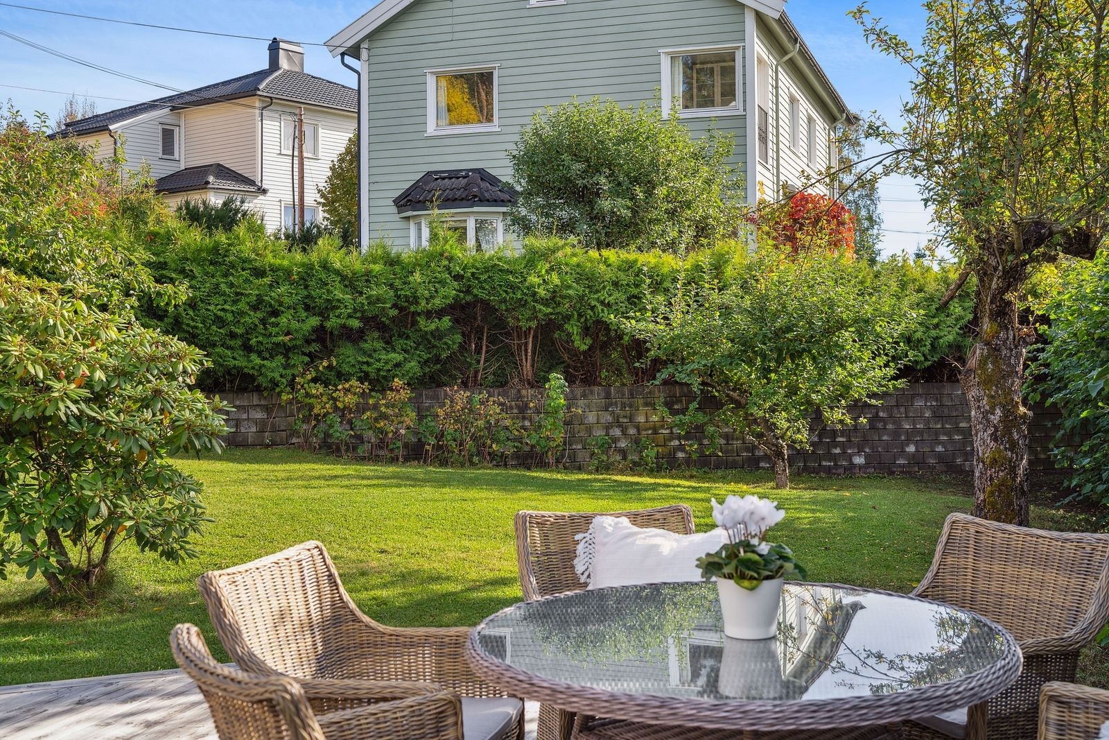 En hel tomannsbolig på Lofhus med frodige utearealer Galleribilde