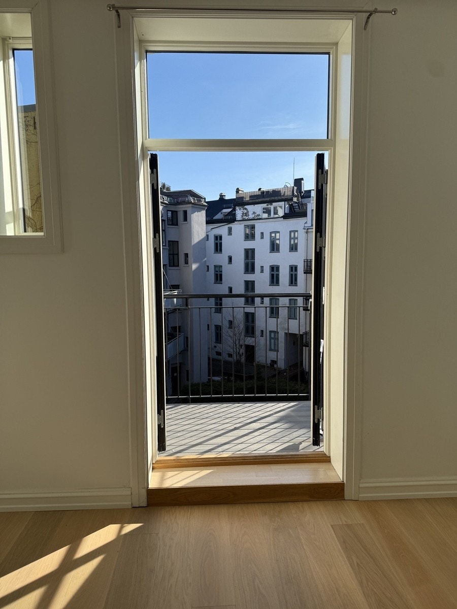 Vindusdør til balkong mot bakgården Galleribilde