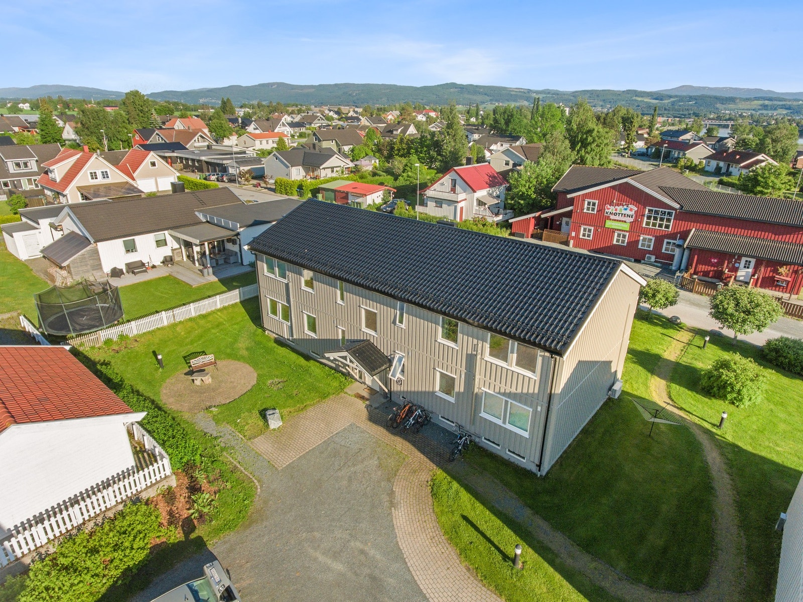 Oversiktsbildet - leiligheten ligger oppe til venstre i bygget. Galleribilde