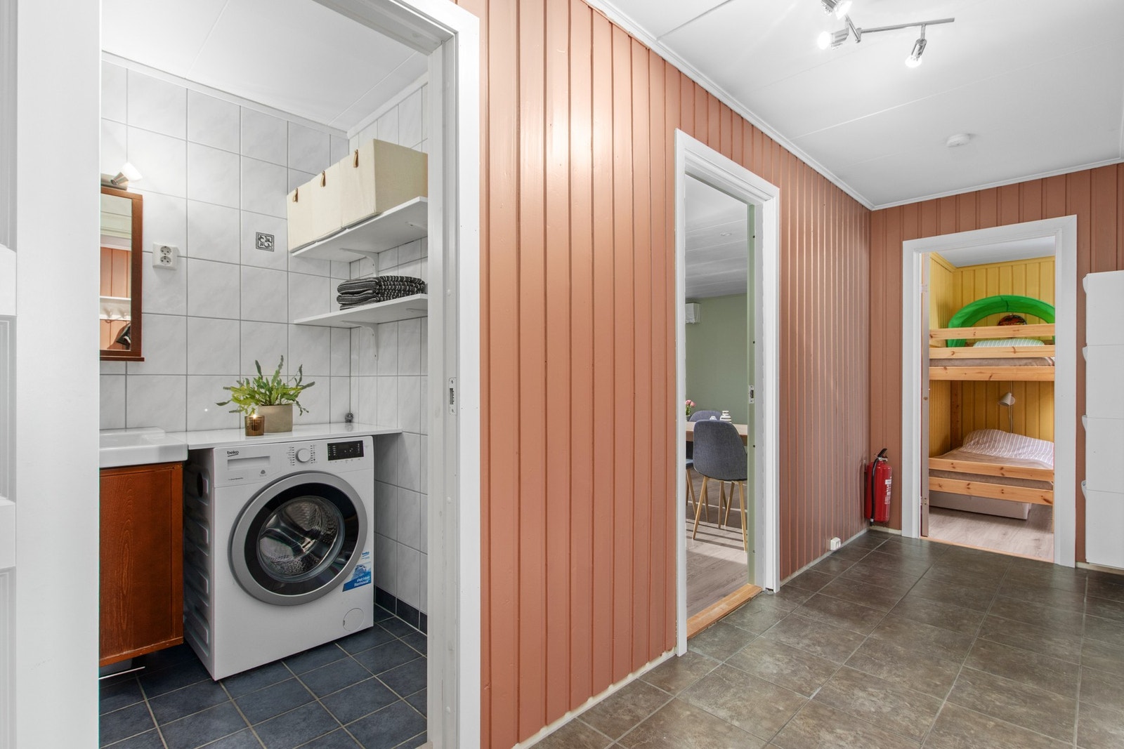 Gang - inngang til flislagt bad Galleribilde