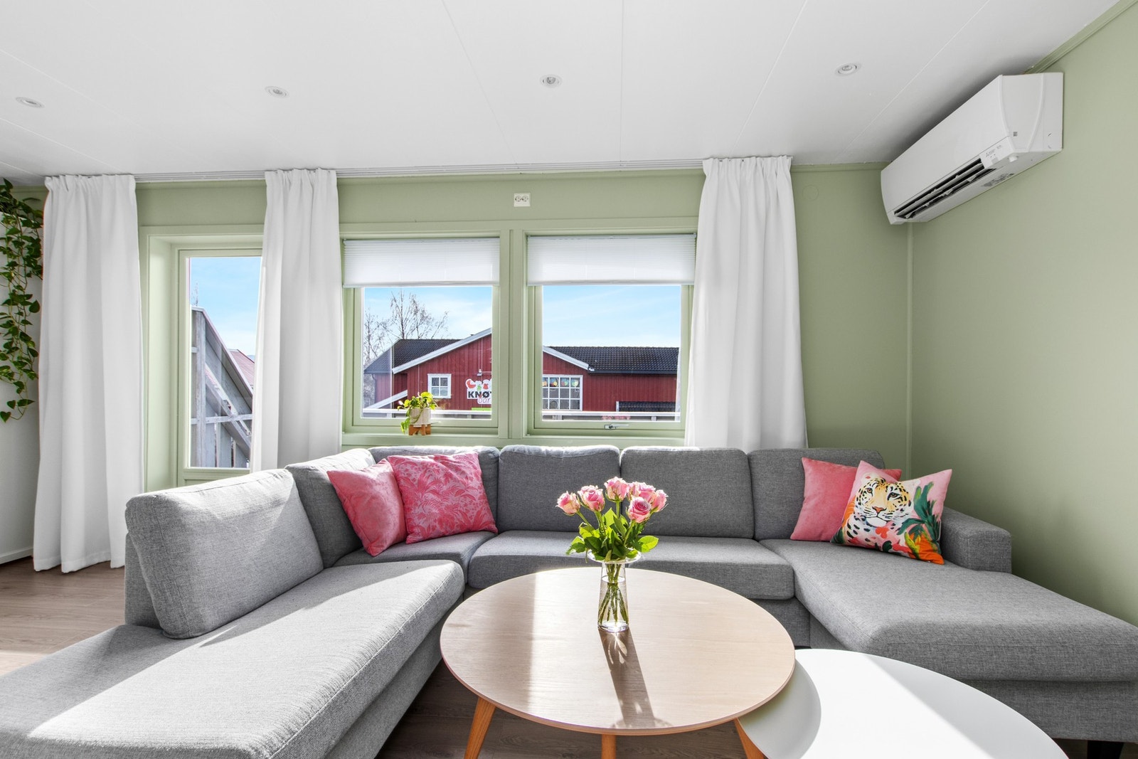 Stue med utgang til veranda - solrikt! Galleribilde