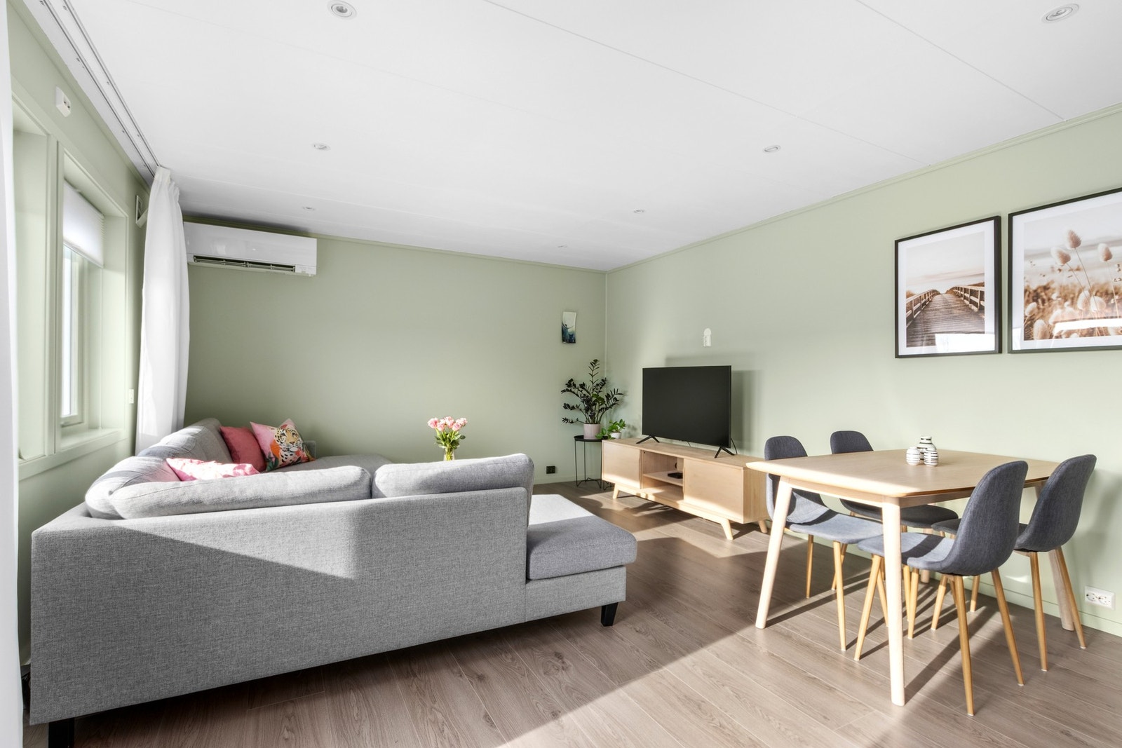 Romslig stue med gode møbleringsmuligheter. Galleribilde