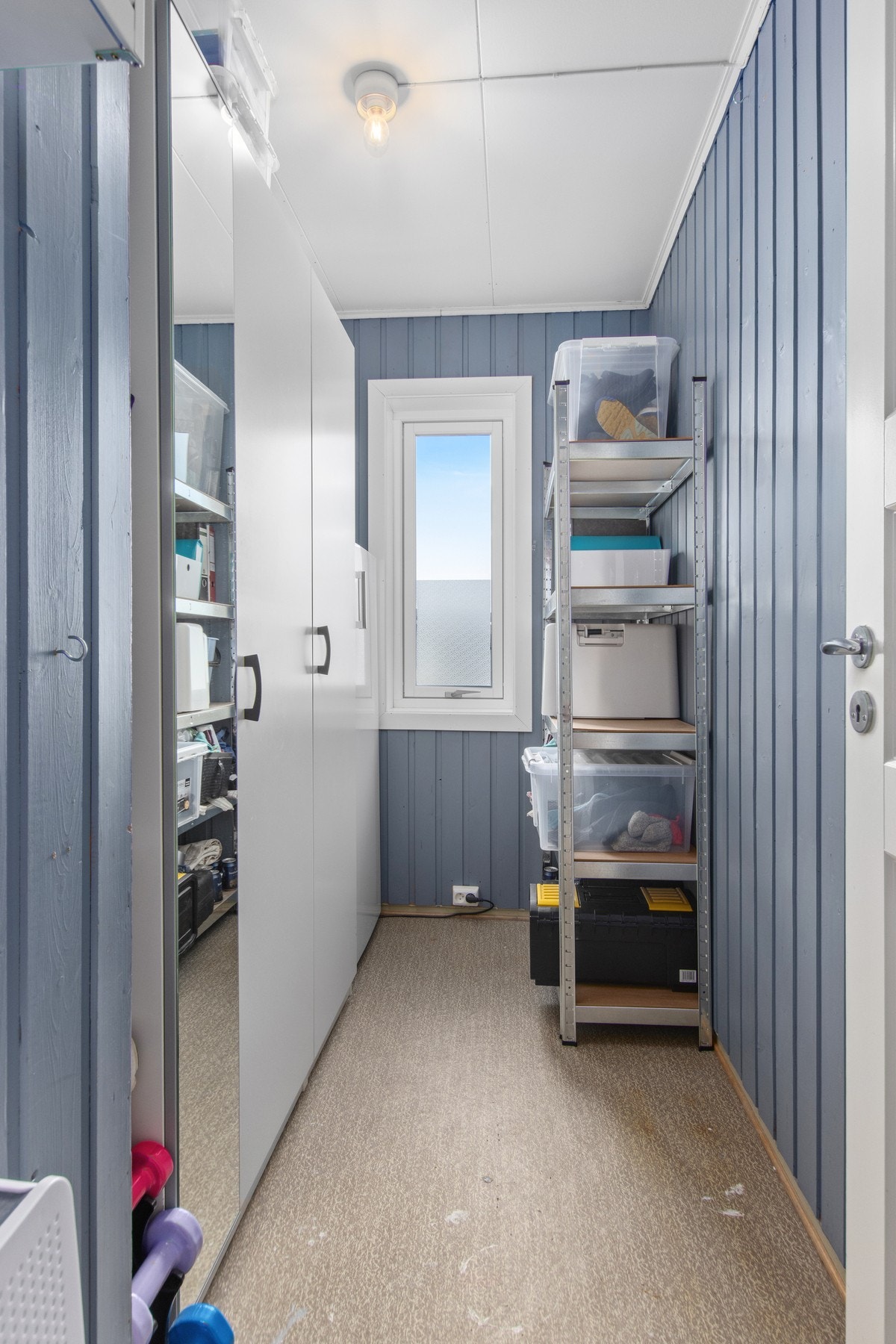 Praktisk bod i leiligheten med god oppbevaringsplass. Galleribilde