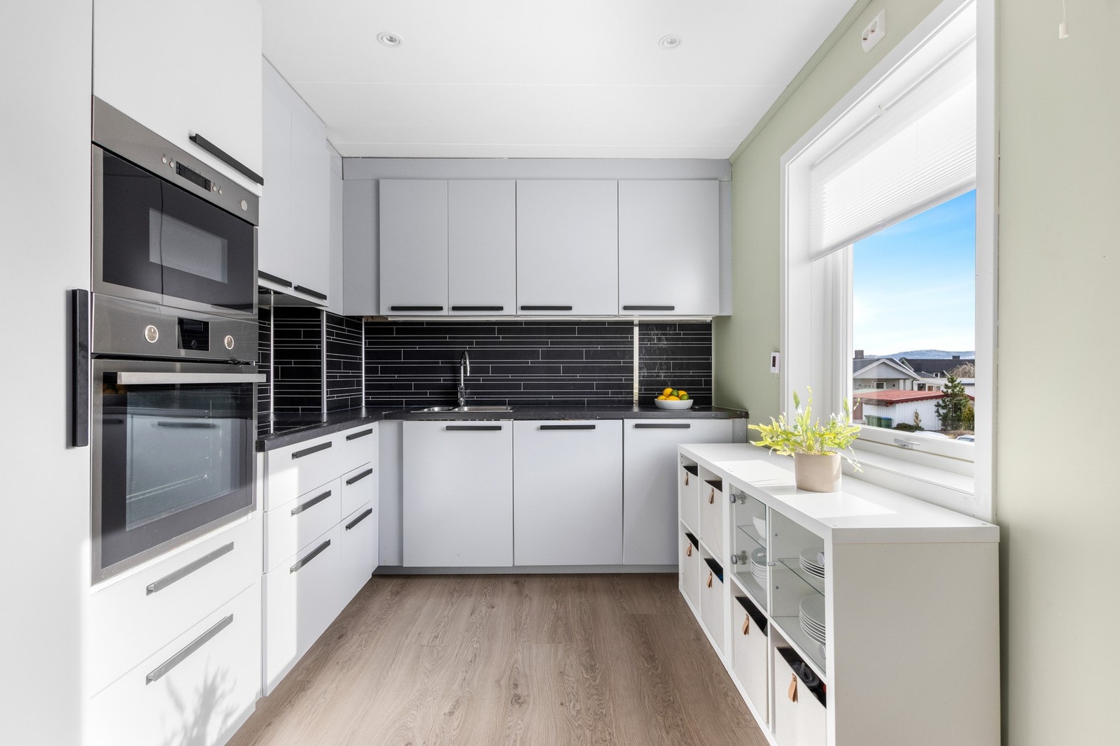 Flott kjøkken med integrerte hvitevarer. Galleribilde