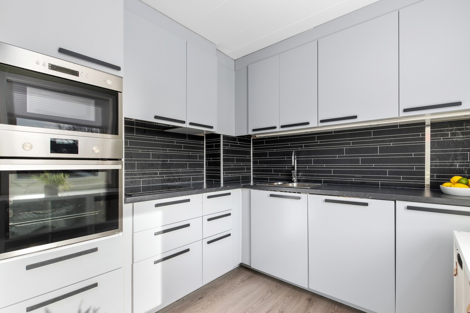 Kjøkkenet har godt med skap og benkeplass. Galleribilde