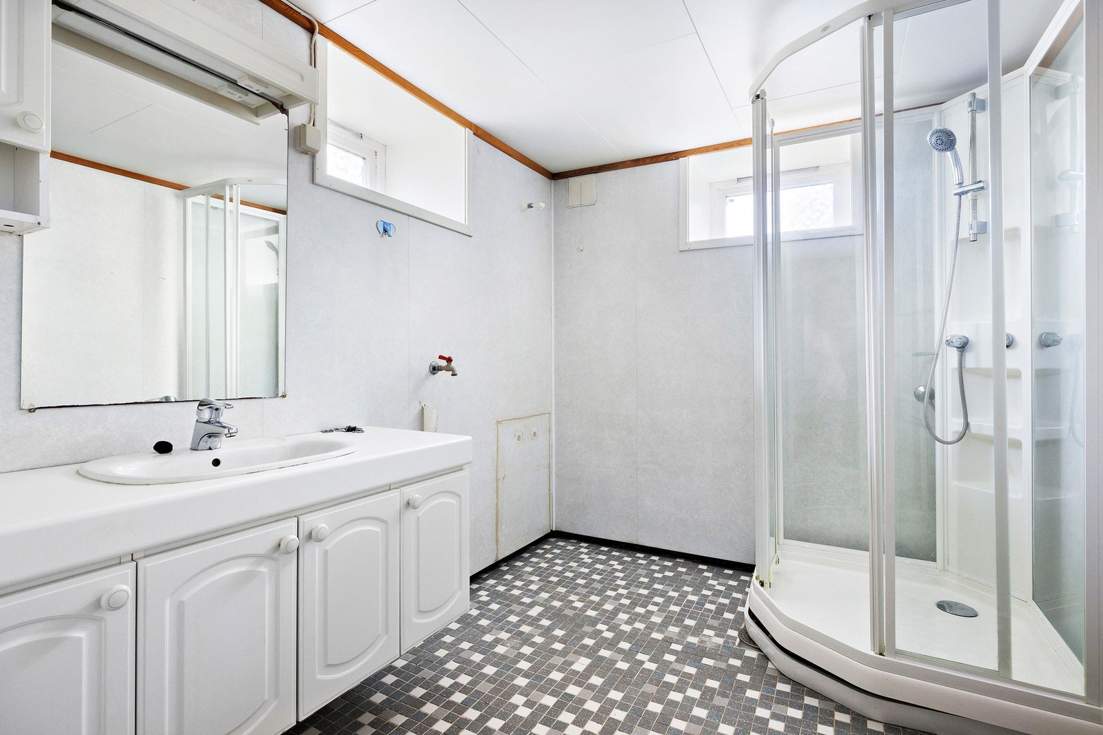 Bad i underetasje. Galleribilde