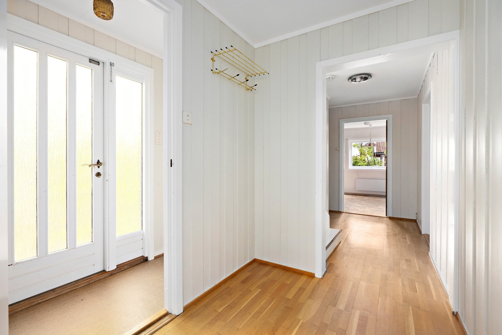 Lys entré som gir et godt førsteinntrykk av boligen. Galleribilde