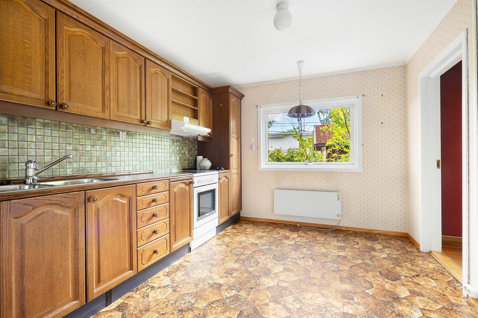 Kjøkkenet i 1. etasje har folierte skrog med profilerte fronter og heltre benkeplate. Galleribilde