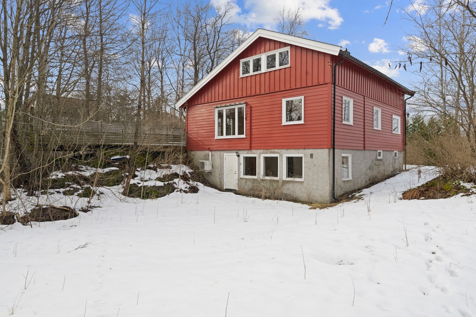 Boligen trenger full renovering og oppgradering, og gir gode muligheter for tilpasning etter egne ønsker. Galleribilde