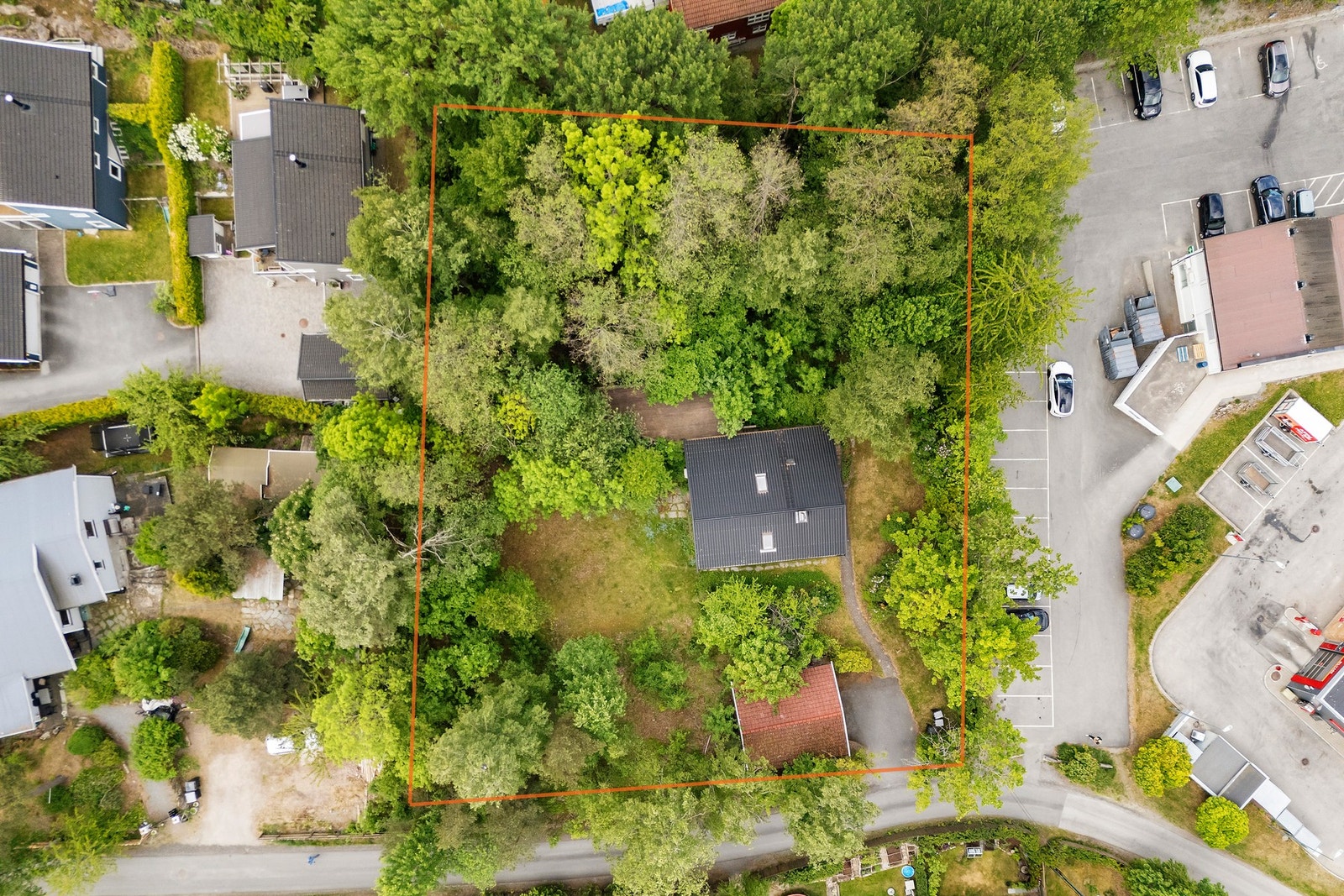 Stor tomt på over 2500 kvm. Linjene er omtrentlige, se arealkart i kommuneopplysningene for detaljerte grenser. Galleribilde