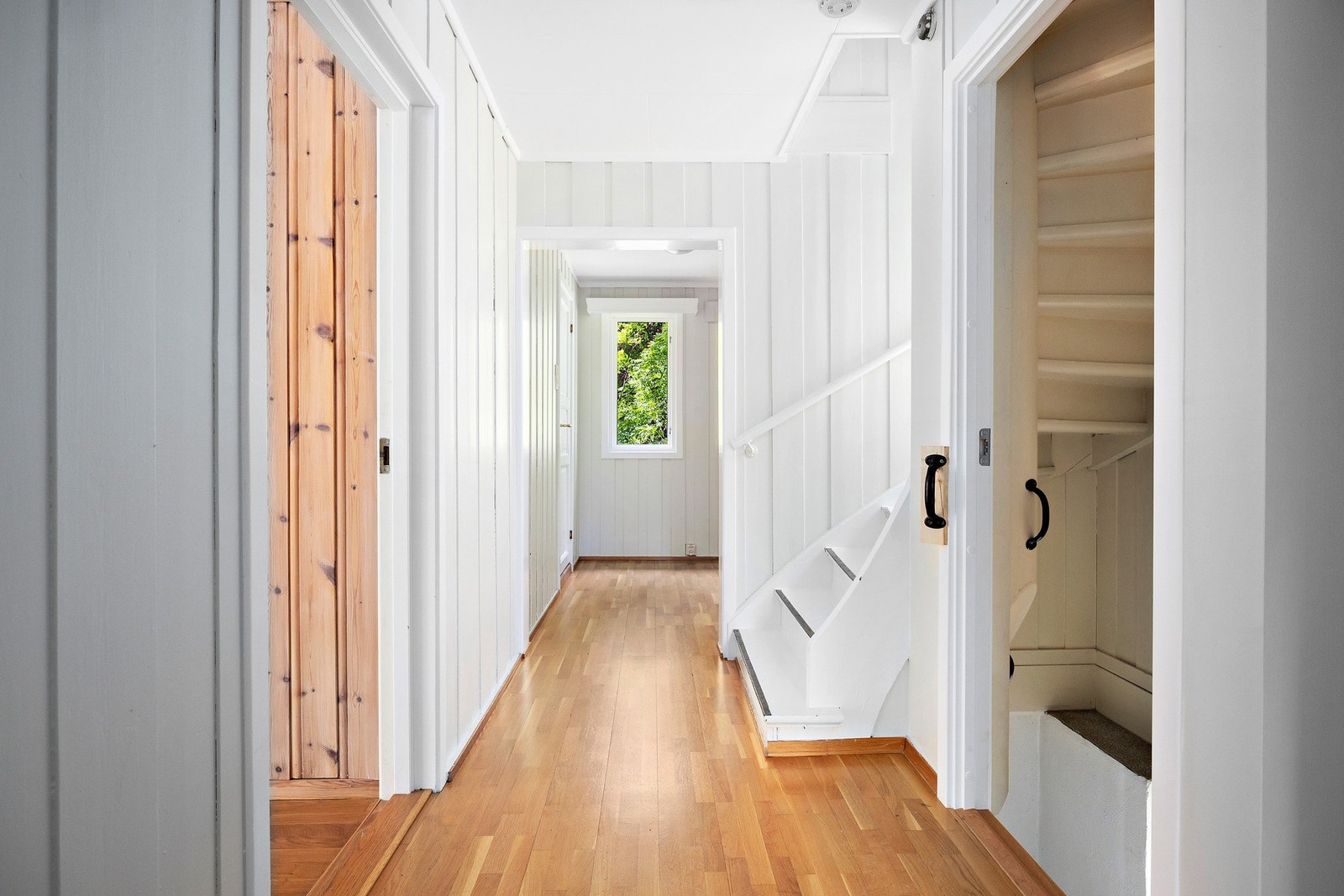 Videre kommer du inn i gangen med god plass til oppbevaring av sko og yttertøy. Galleribilde