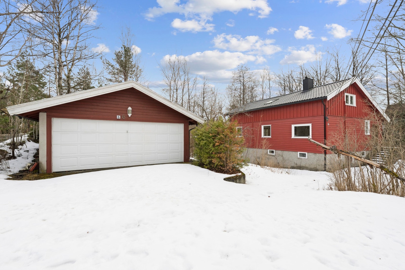 Dobbelgarasje med asfaltert tun. Galleribilde