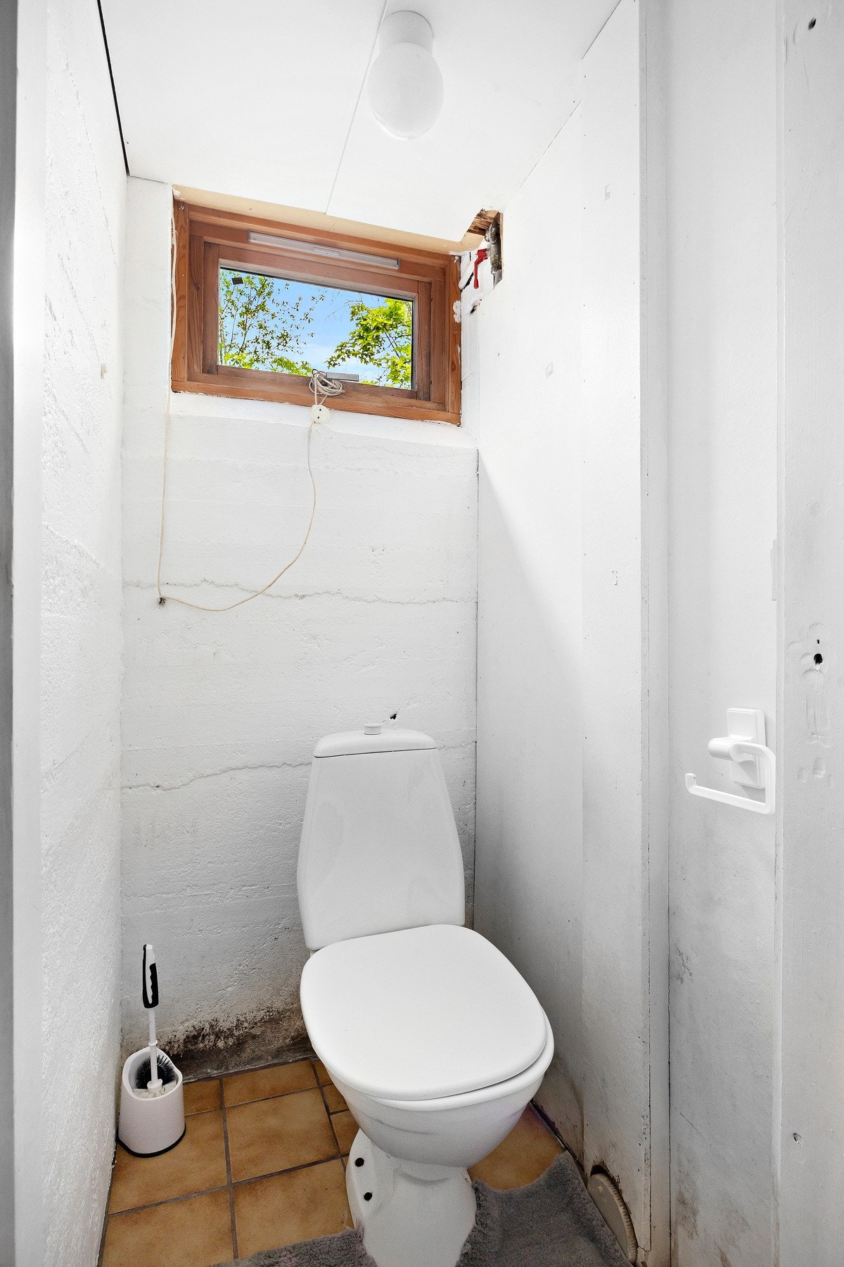 Separat toalettrom i underetasjen med gulvstående toalett. Galleribilde