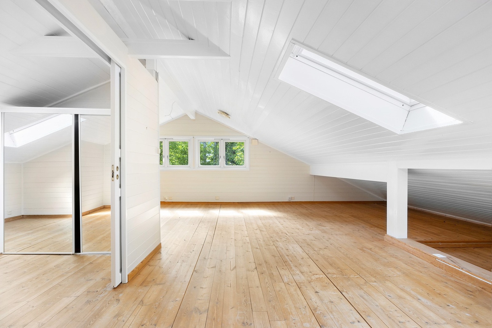 Innredet loftstue. Galleribilde