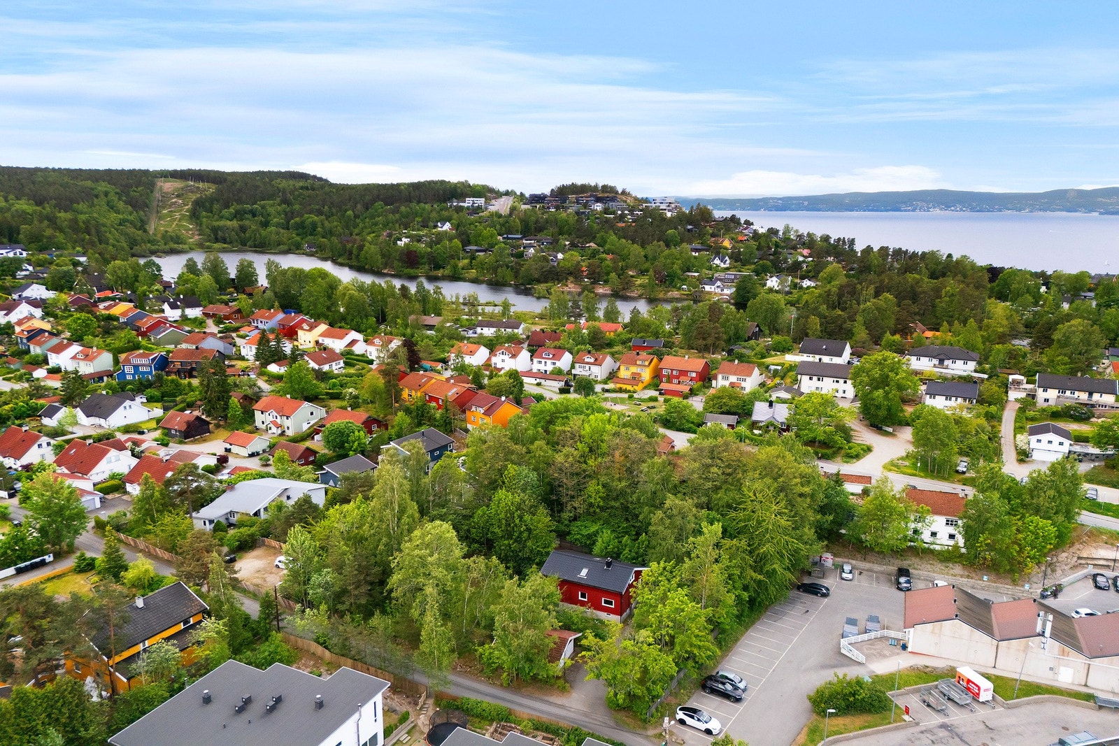 Det er gangavstand til flere barnehager og skoler, som Nesoddtangen skole, Tangenåsen ungdomsskole og Rudolf Steinerskolen. Galleribilde
