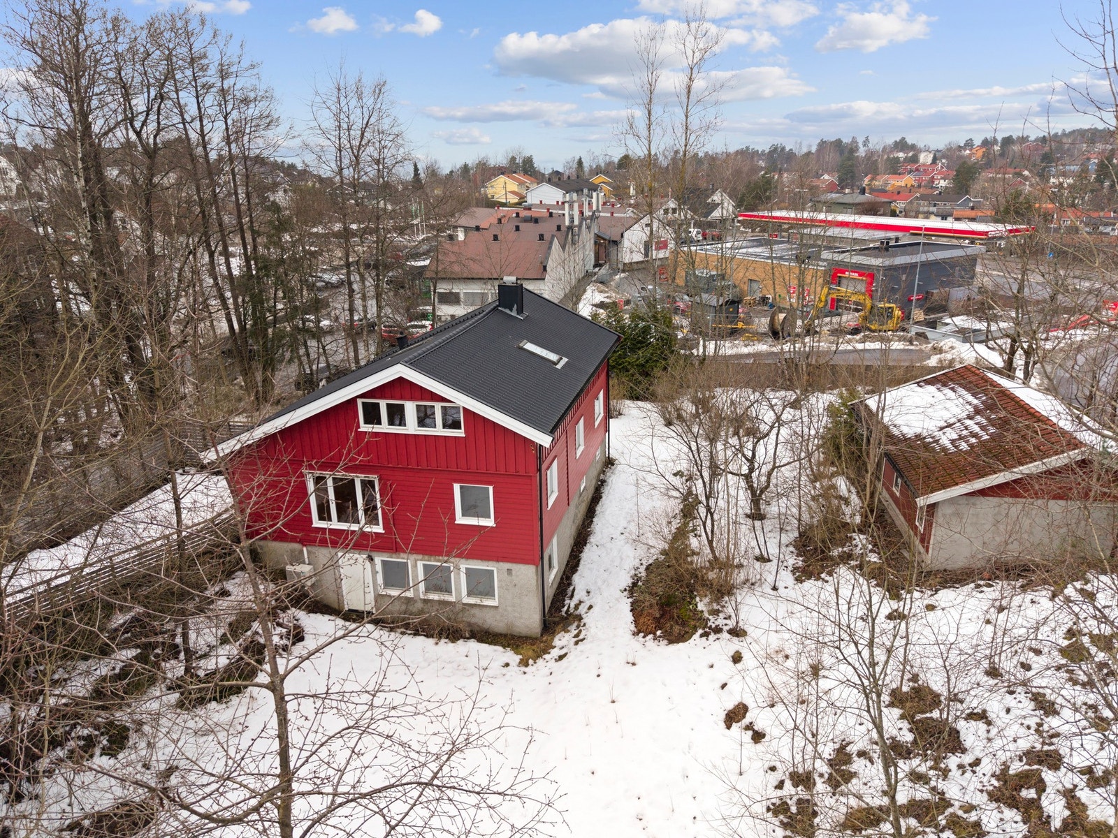 Romslig tomt med frittstående garasje. Galleribilde