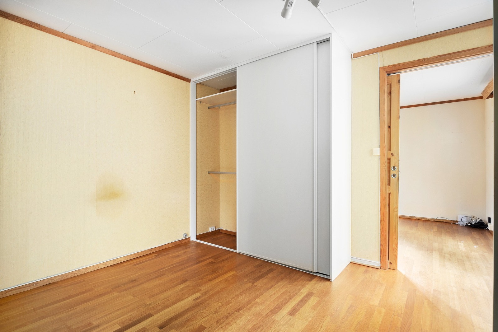 Soverom i 1. etasje har god plass til en dobbeltseng, garderobeløsning eller annet ønsket møblement. Galleribilde