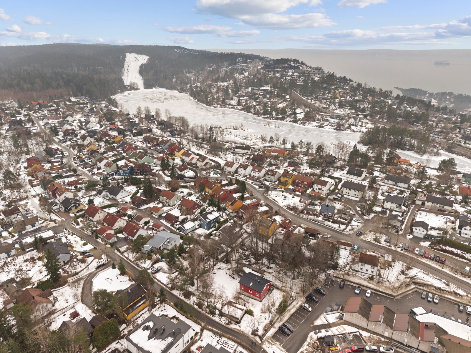Koselig nabolag med nærhet til flere butikker, caféer o.l. Galleribilde