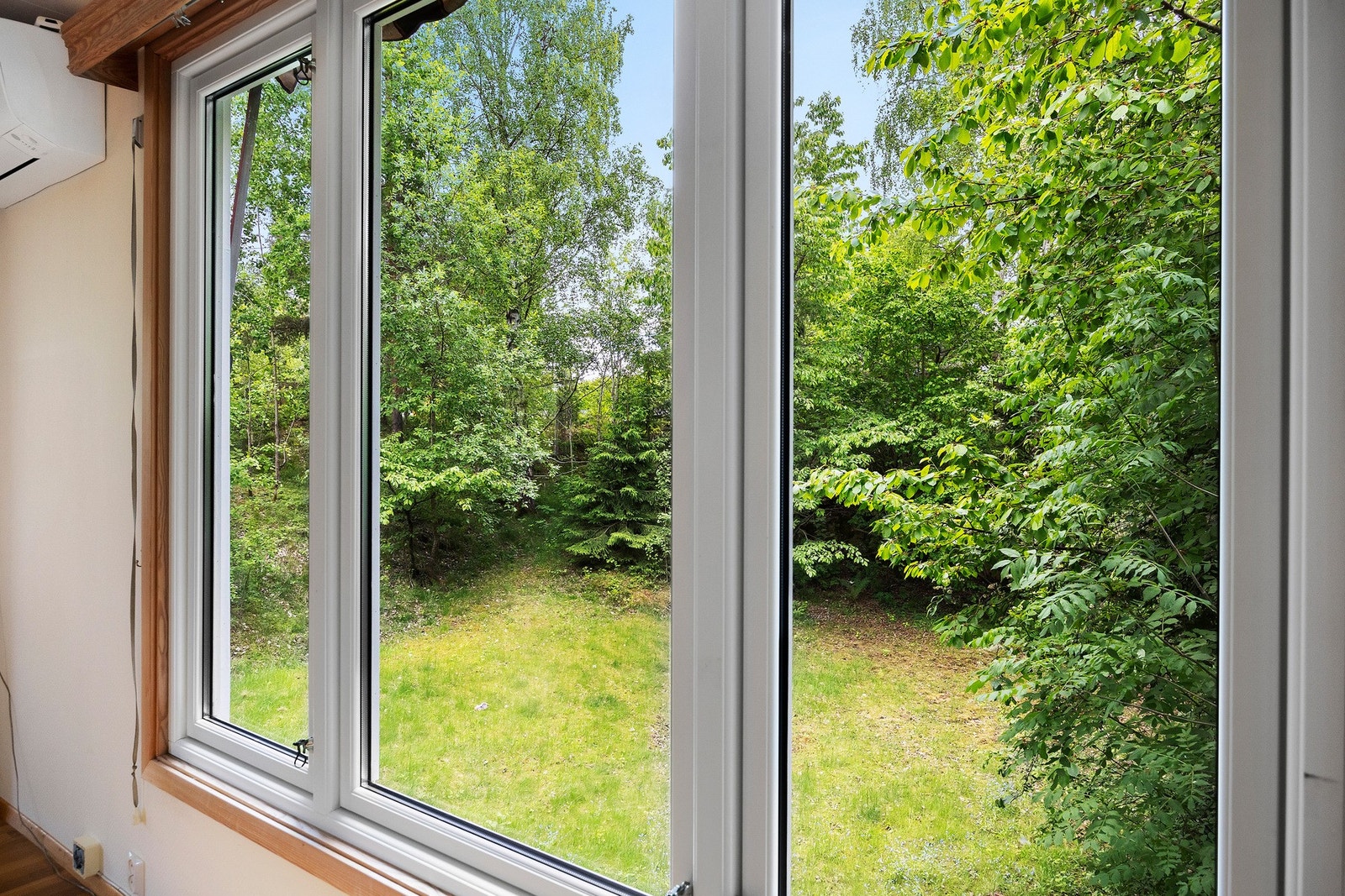 Utsikt til hagen fra stuen. Galleribilde