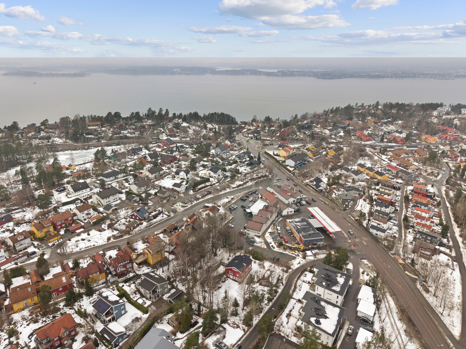 Det er gangavstand til flere barnehager og skoler, som Nesoddtangen skole, Tangenåsen ungdomsskole og Rudolf Steinerskolen. Galleribilde