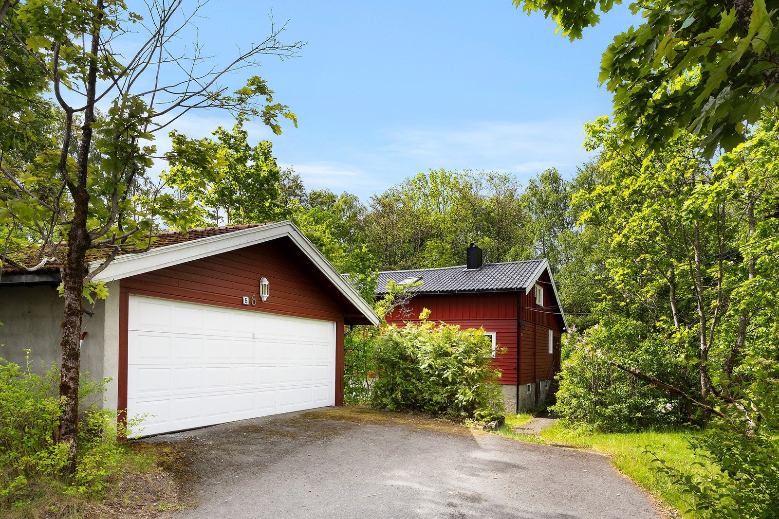 Asfaltert tun foran dobbel garasje. Galleribilde