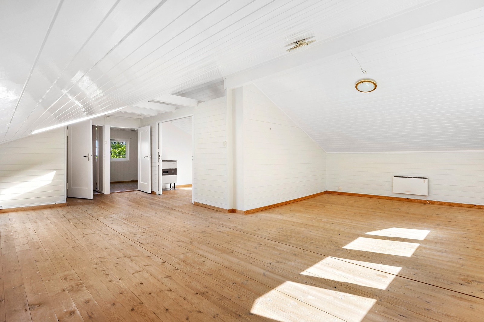 Loftet er innredet med stue. Deler av loftet har lav takhøyde. Galleribilde