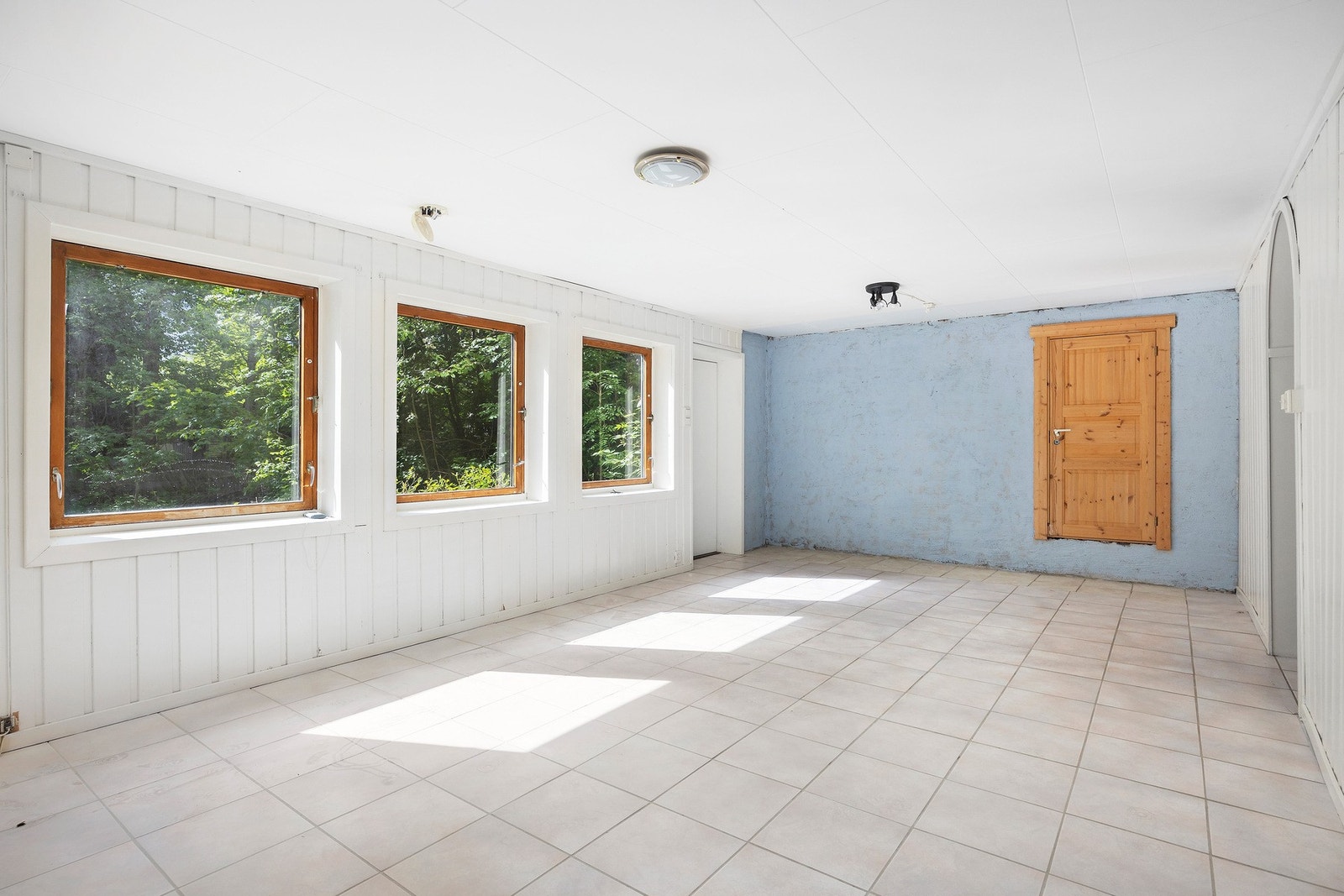 Innredet rom i underetasjen med egen inngang, og tilgang til råkjeller. Galleribilde