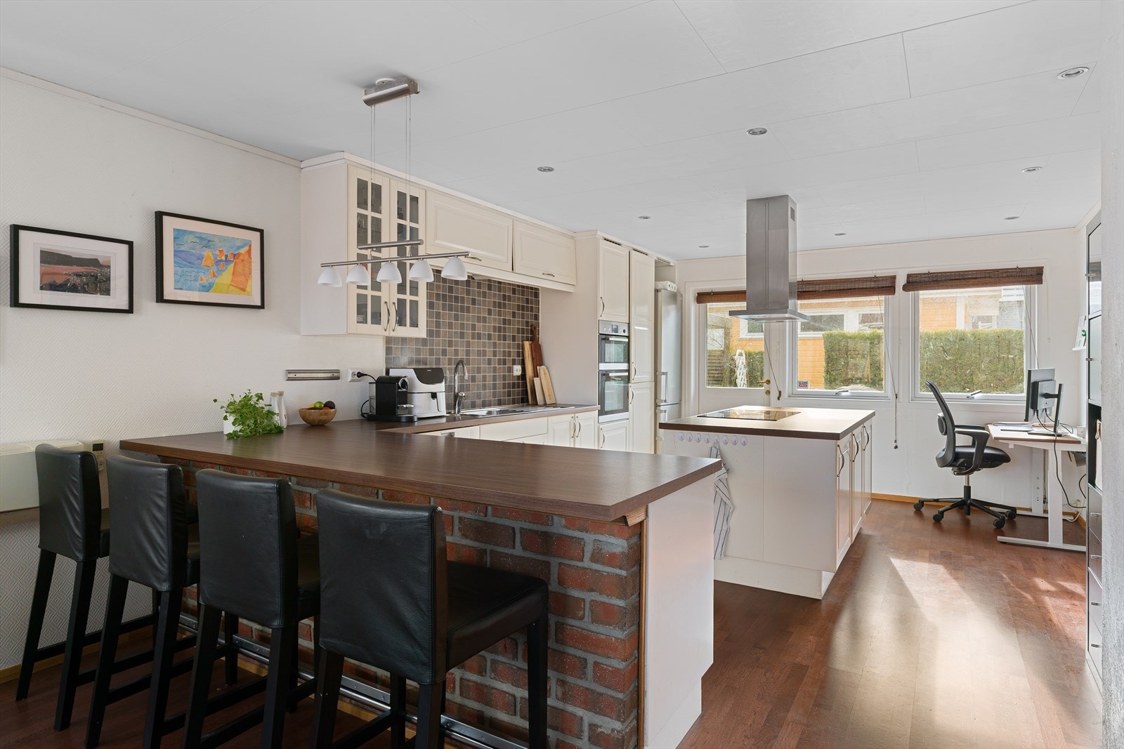 God planløsning med stue og kjøkken i 1. etasje med tilnærmet trappefri adkomst. Galleribilde