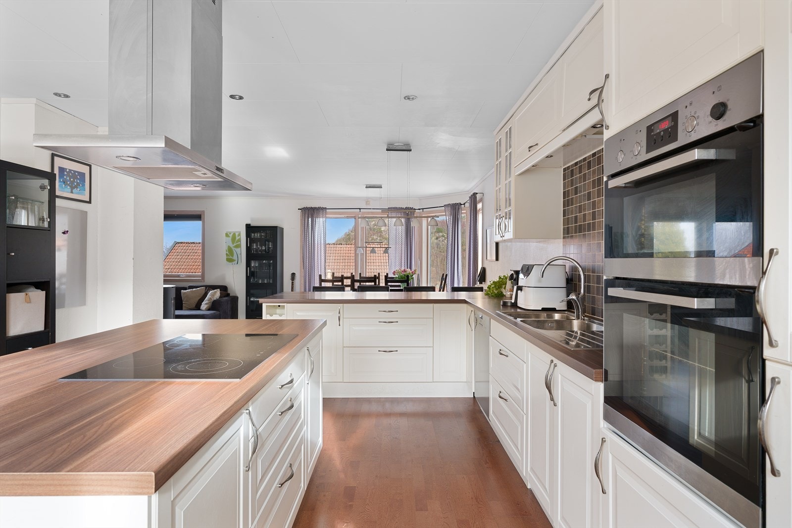 Innredning fra 2010 med god arbeidsflyt og kjøkkenøy. Galleribilde