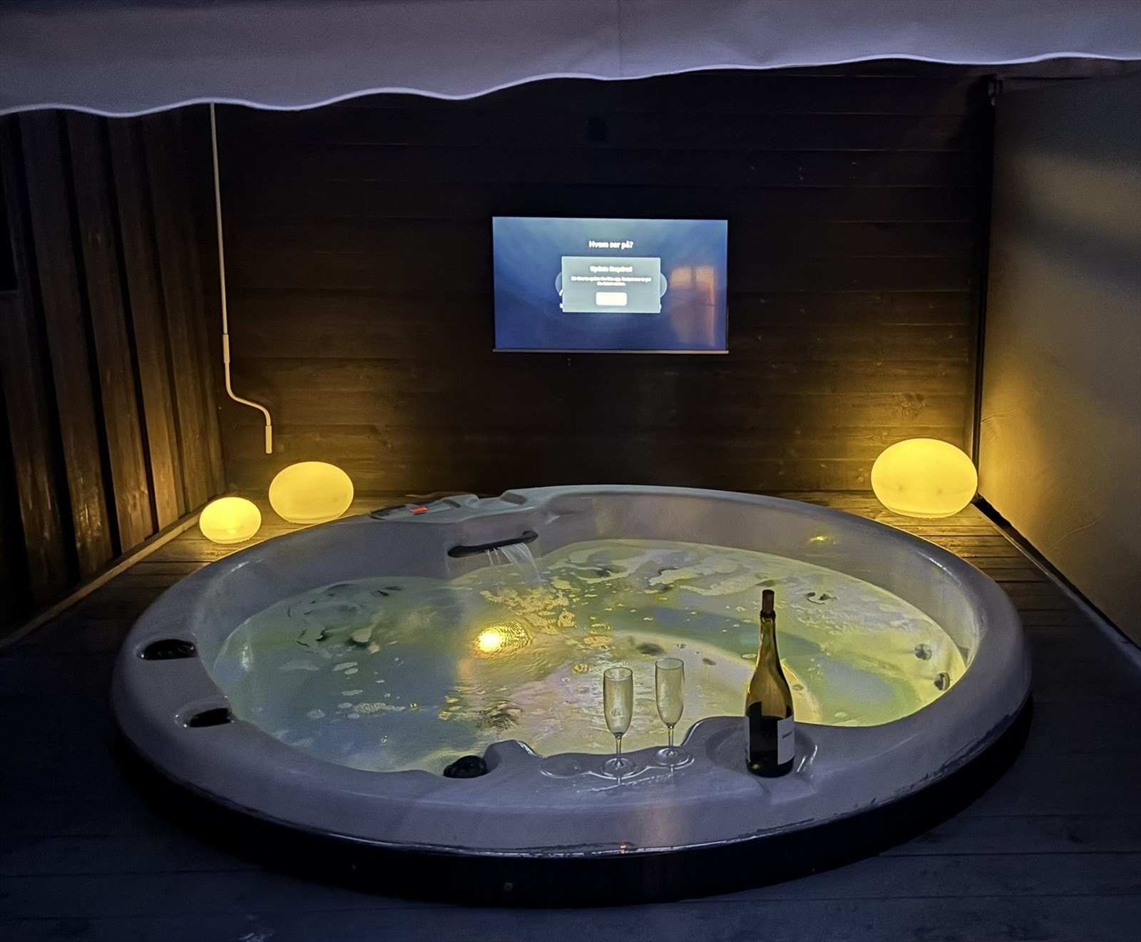 Med isolerende deksel har eier benyttet og holdt vannet varmt året rundt. Galleribilde