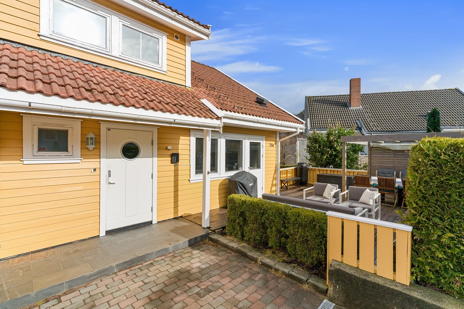 Det ble lagt ny skifer ved inngangspartiet i 2025. Billader. Galleribilde