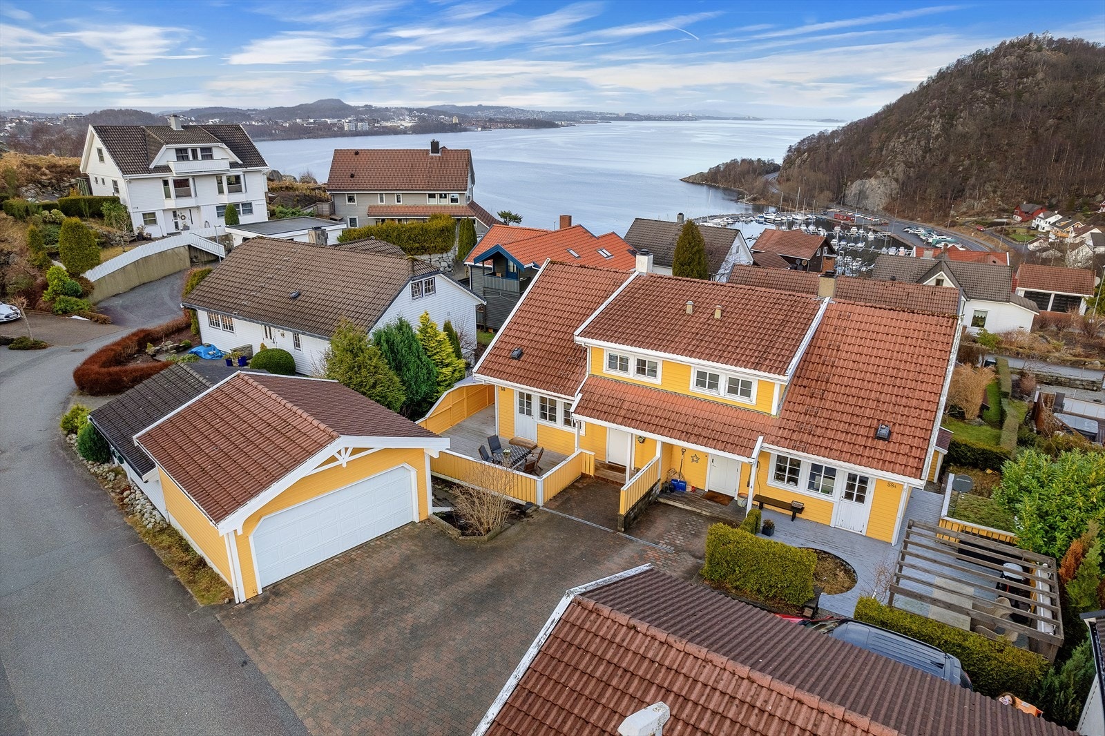 Gangavstand til fjorden, skole, en rekke lekeplasser, fotballbaner og Rema
1000 Galleribilde