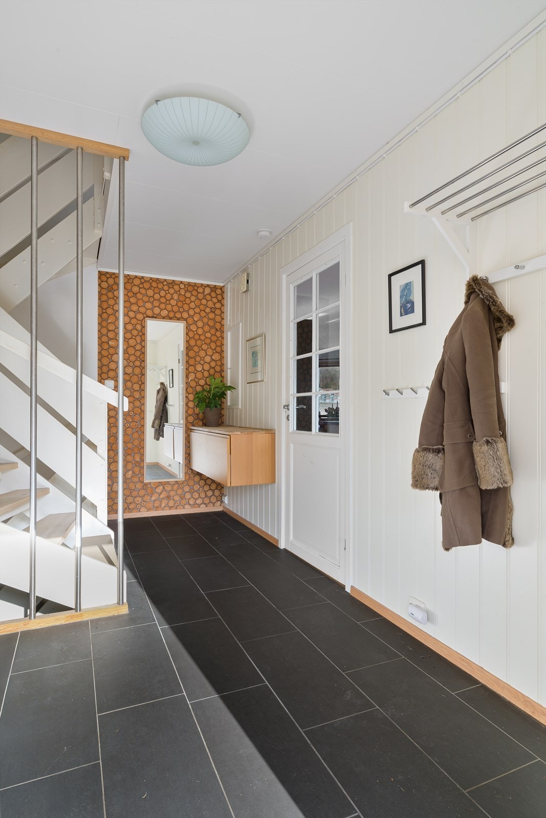 Velkommen inn! Vi starter med første etasje. Galleribilde