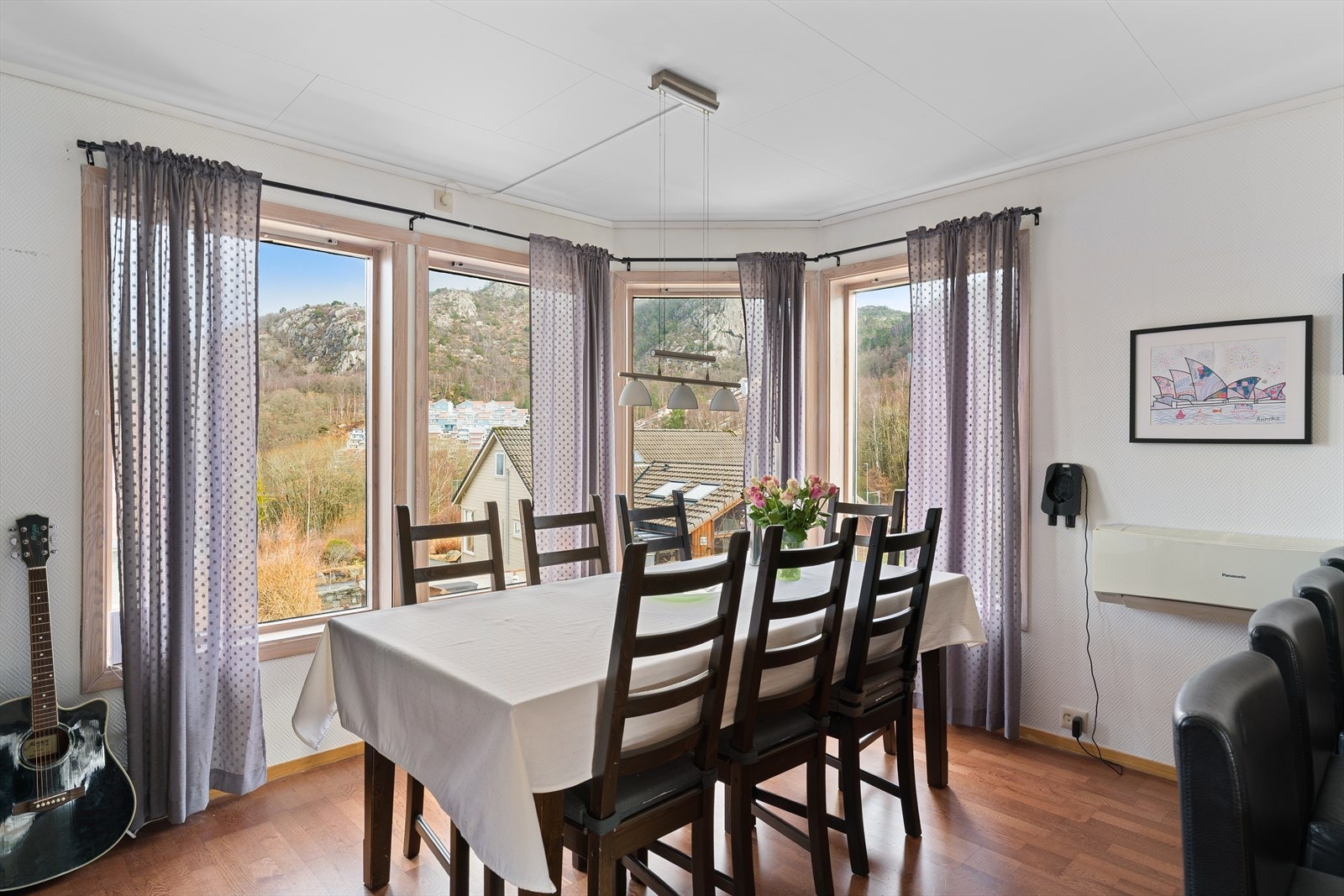 Plass til spisebord i karnapp med flott utsikt mot fjellene. Galleribilde