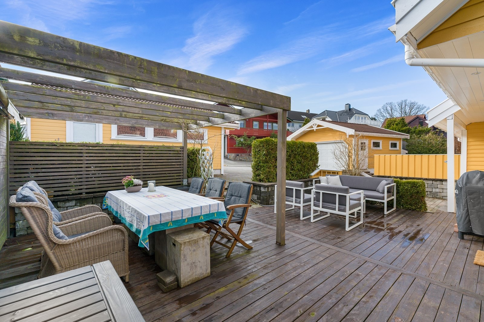 Nytt terrassedekke på oppsiden i 2024 med stemningsfull pergola. Galleribilde