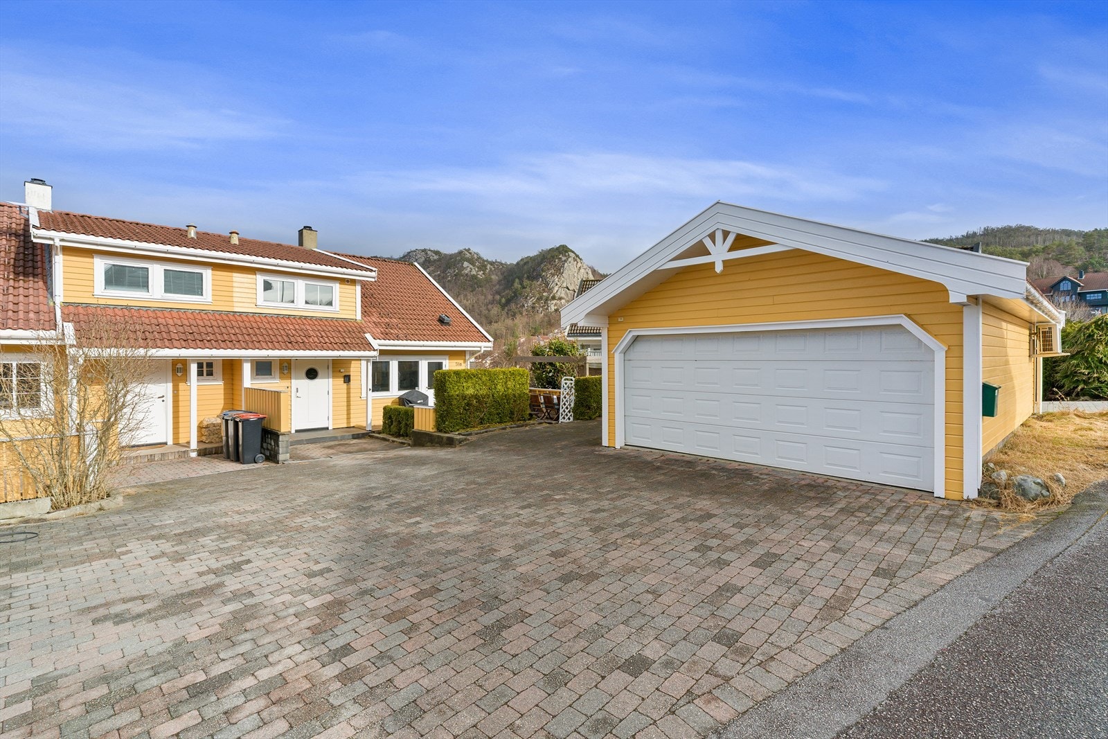 Enebolig med fine utesoner og dobbel garasje. Galleribilde