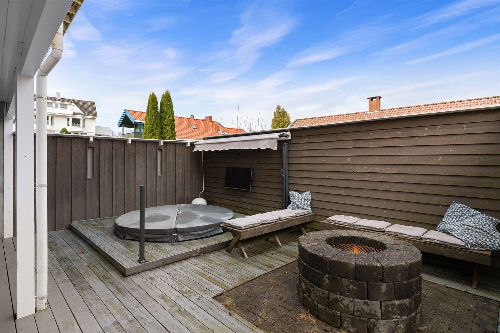 Det er satt opp med vindskjerm og markise, slik at man får et skjermet uterom. Galleribilde