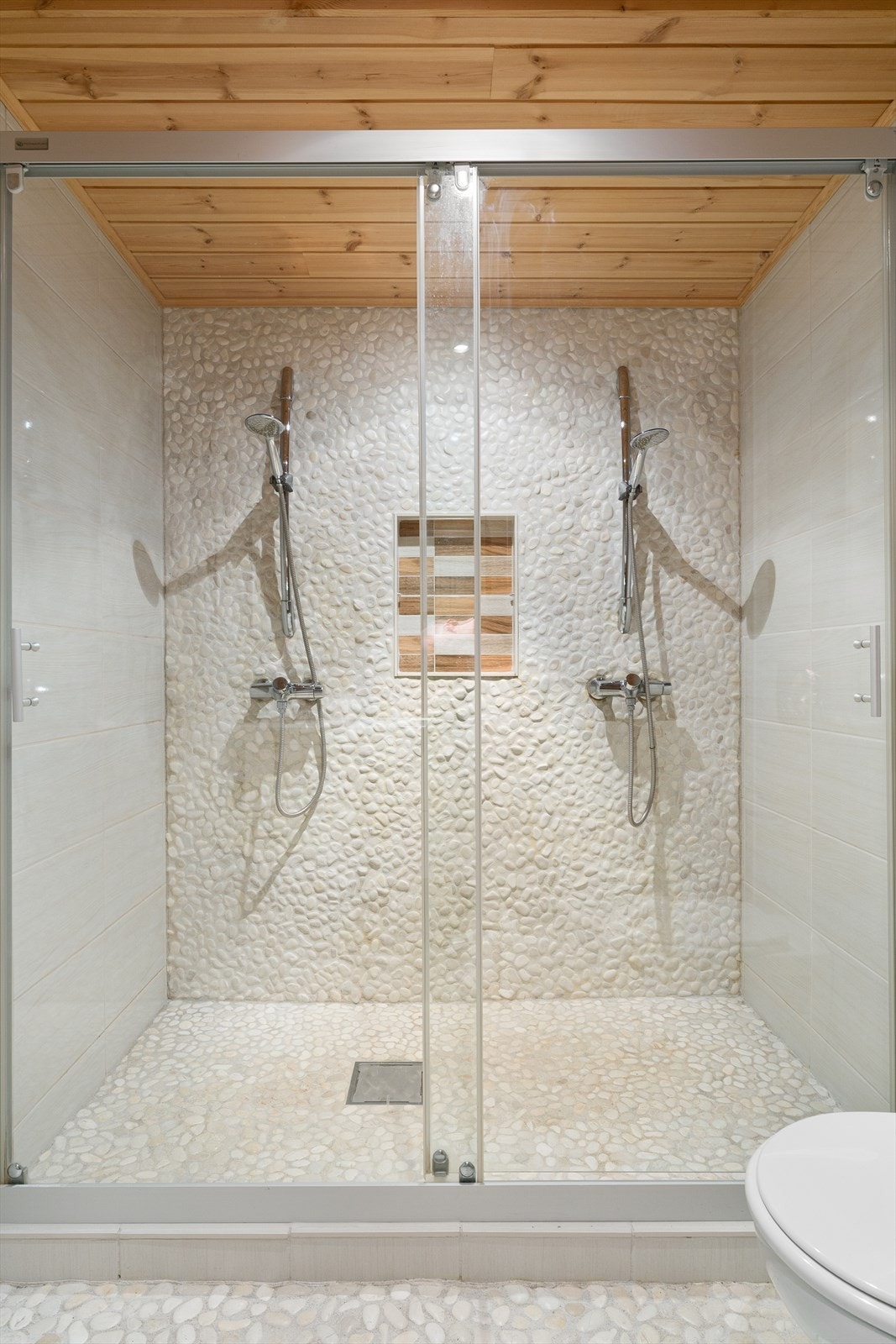 Den store doble dusjen er perfekt når familien benytter jacuzzi én ute på nedsiden, direkte adkomst via vaskerommet. Galleribilde