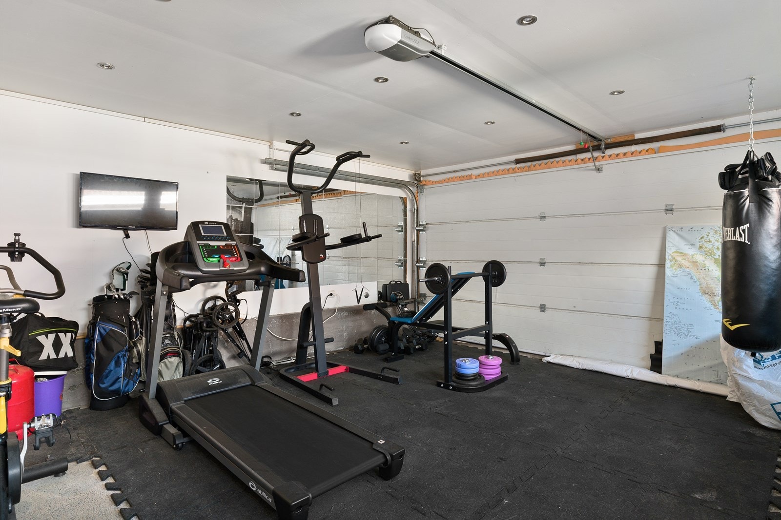 Kortreist trening - eier har benyttet den doble garasjen som treningsrom, utstyr kan kjøpes. Galleribilde