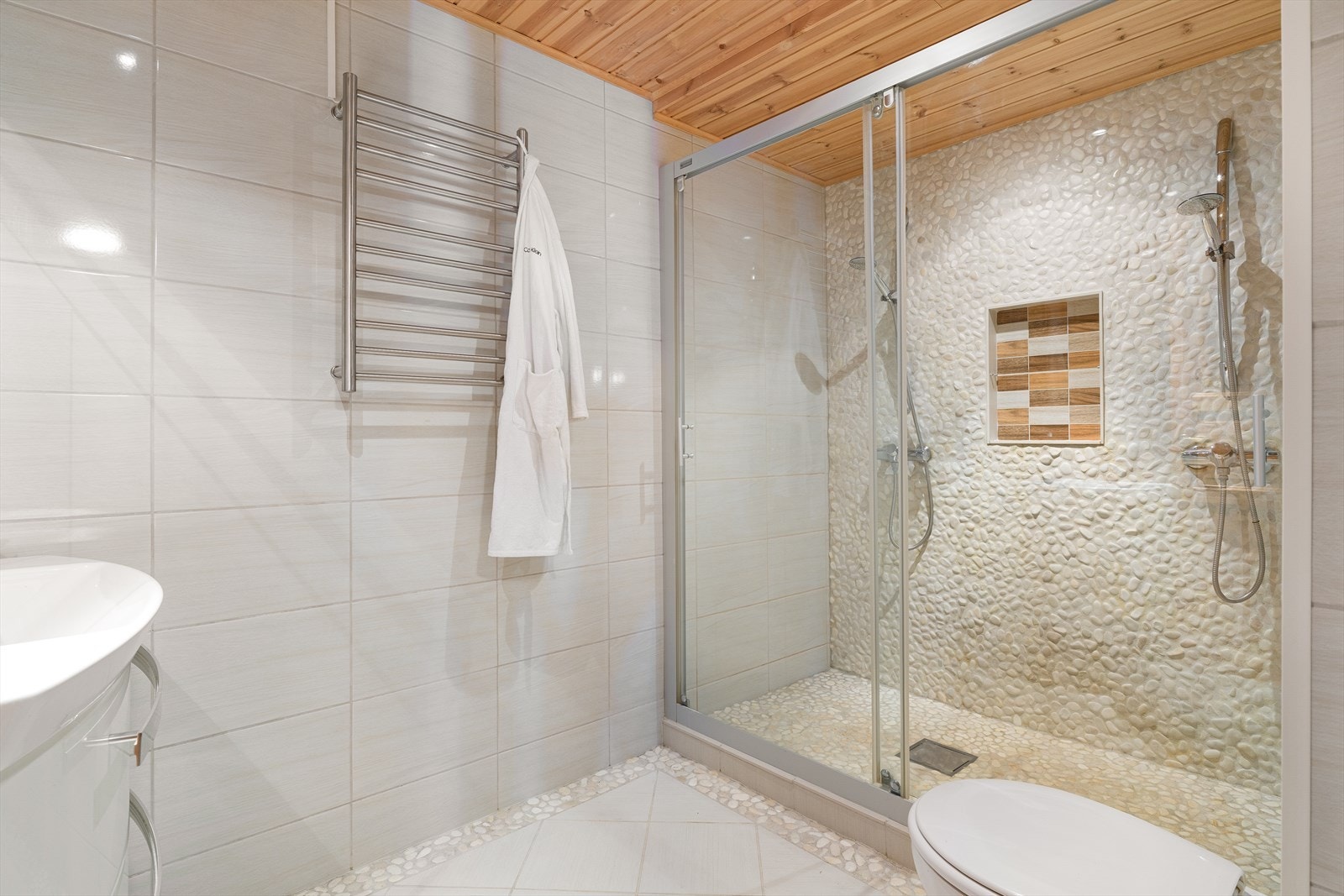 Sokkeletasjen er innredet med baderom, stue og vaskerom. Galleribilde