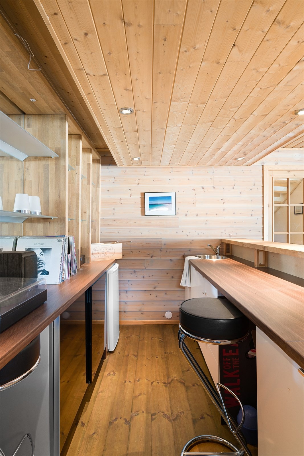 Det er montert barløsning med innredning og vask. Kjøleskap og barstoler kan følge handelen. Galleribilde