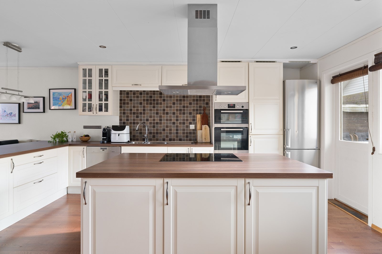 Utstyrt med integrert stekeovn, micro, oppvaskmaskin, platetopp og kjøleskap. Galleribilde