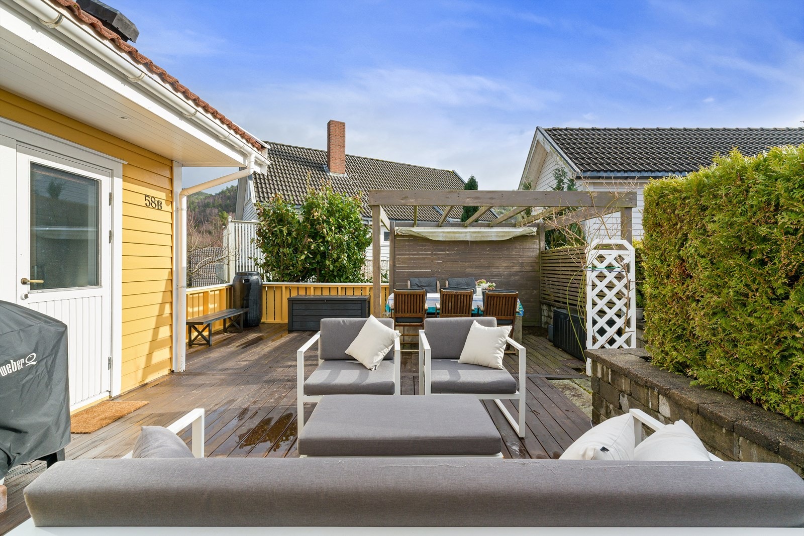 Kjøkkenet ligger like ved. Her nytes mange middager ute i sommerhalvåret. Galleribilde