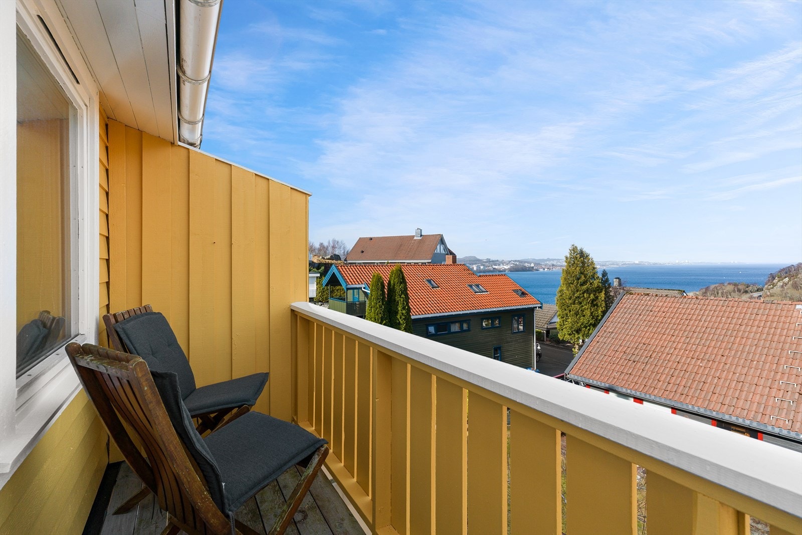 Fra balkongen til hovedsoverom er det flott utsikt over Gandsfjorden og fjellene. Galleribilde