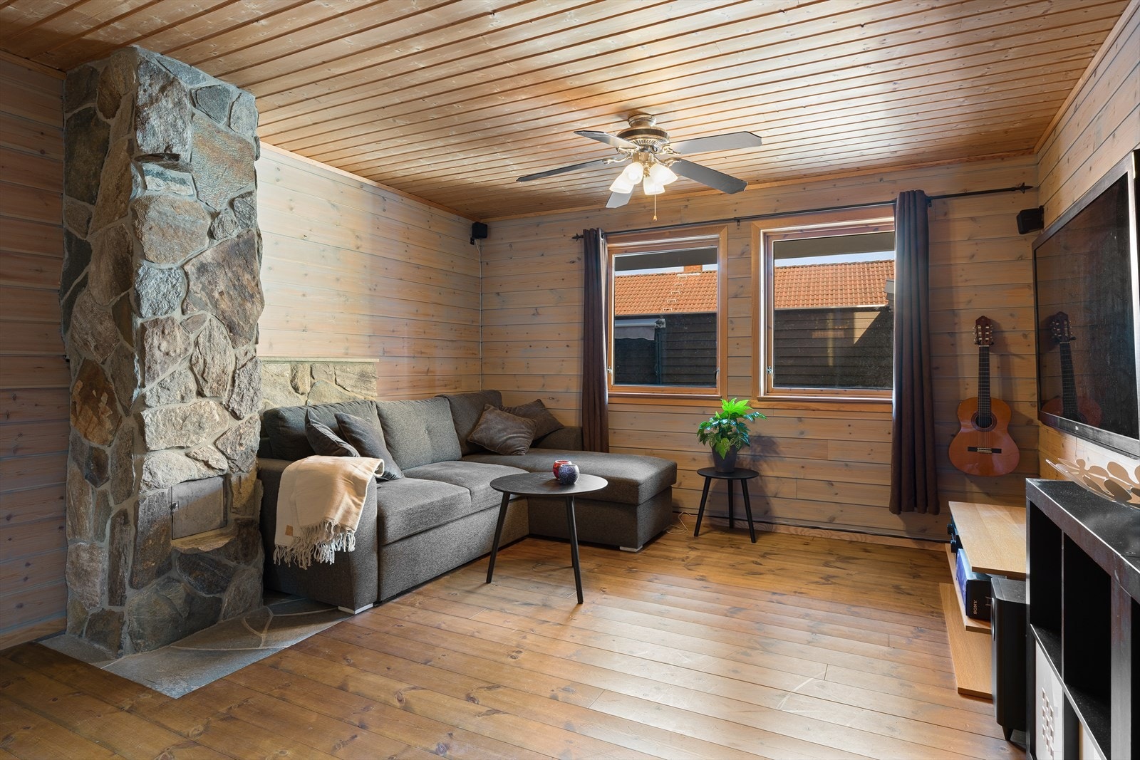 Koselig stue med beiset panel, ypperlig for tv, gaming og hobby. Stue og baderom i kjeller er ikke byggemeldt. Galleribilde