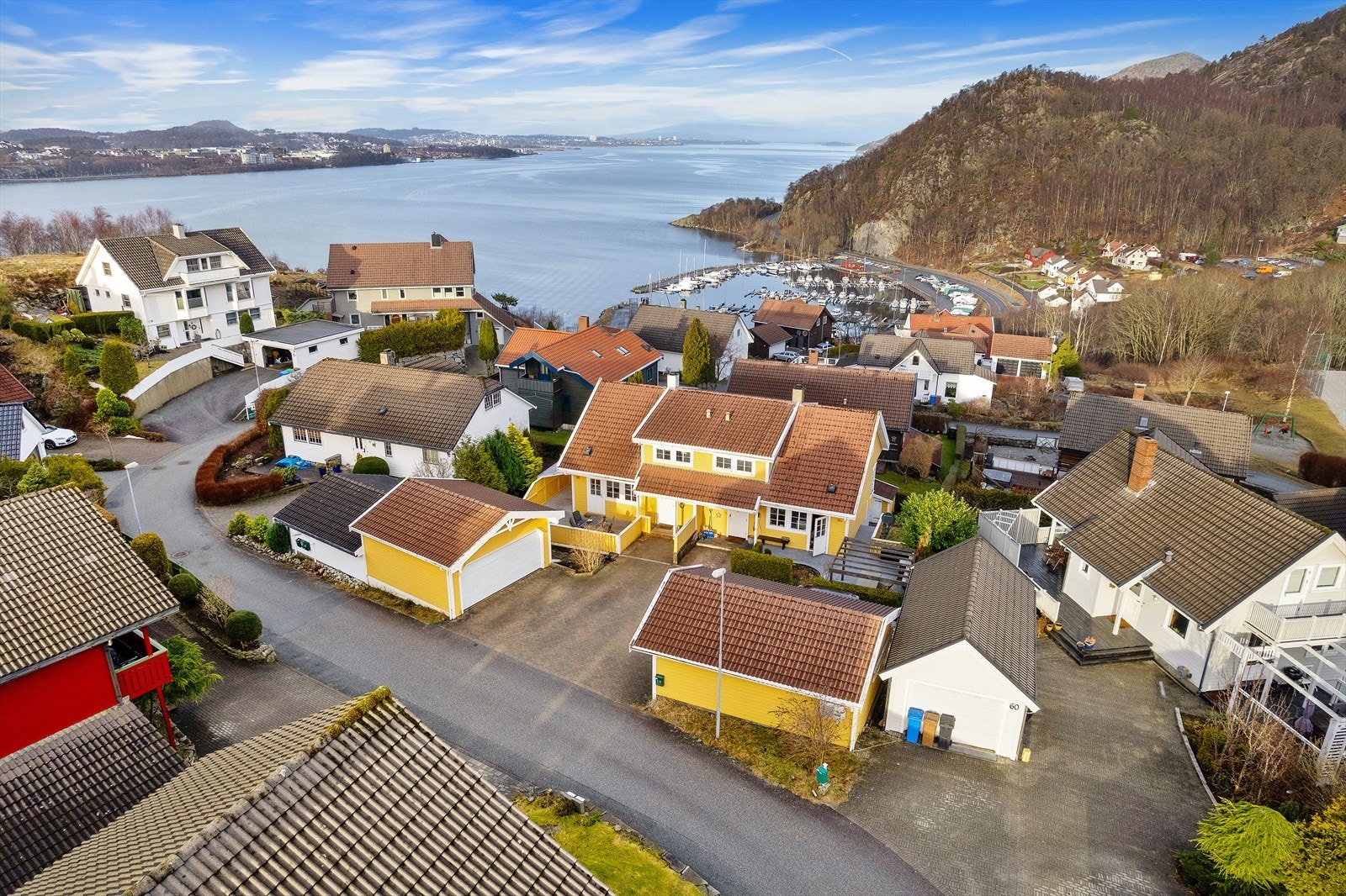 Kort veg til Asperholen skole, akkurat passe stor, med et flott og tett miljø hvor det er lett å stifte bekjentskap med lærere og foreldre. Galleribilde